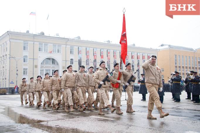 Со снегом и легендарной «Катюшей»: каким был парад в честь 79-летия Победы в Сыктывкаре